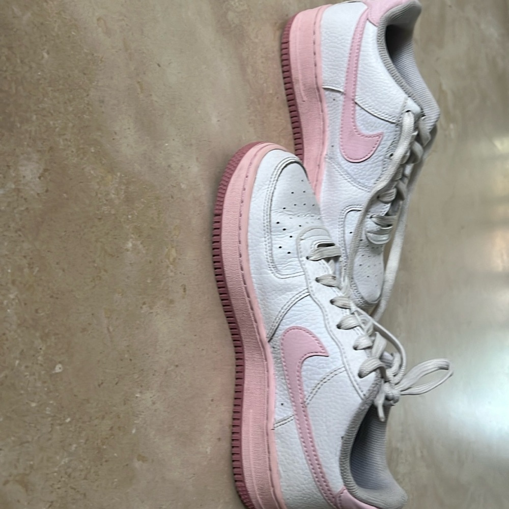 Nike Air - youth size 5 in great condition. Barely used.